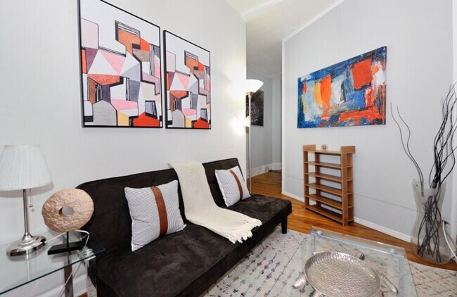 Building Photo - 440 W 45th St