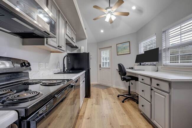 Building Photo - Old Town Furnished Studio Unit