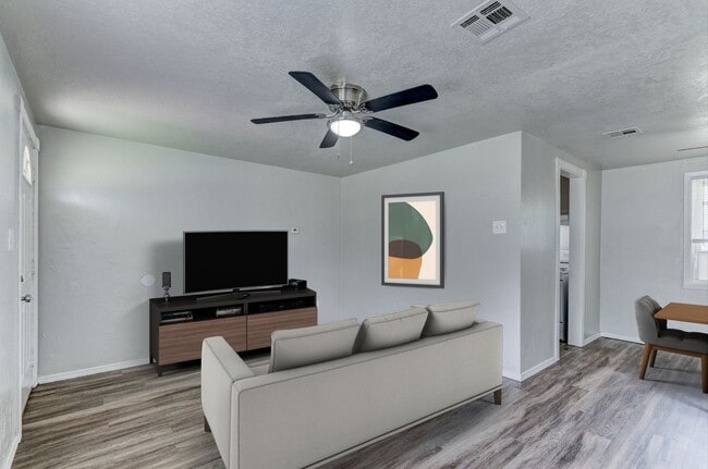 Building Photo - Newly Renovated  4 bedroom 1 bath