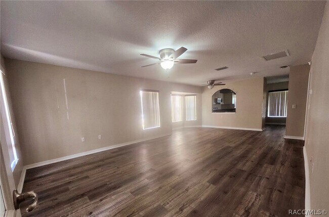 Building Photo - 835 E Rembrandt Way