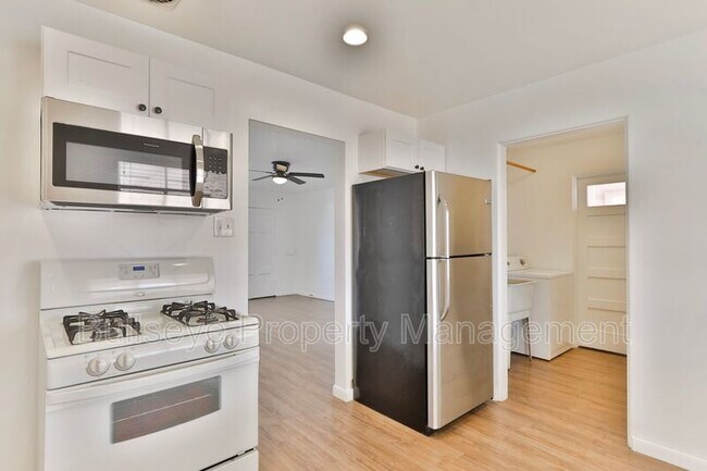 Building Photo - 2129 W Weldon Ave