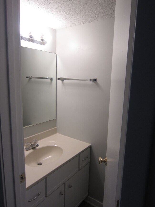 Building Photo - Highly Coveted 1 BD/1.5BA Loft Townhome in Waterwoods - Incl Utils