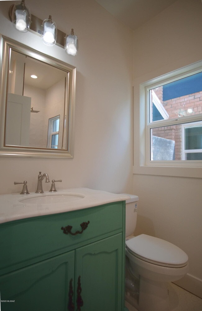 Building Photo - 118 E 18th St