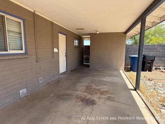 Building Photo - 1725 S Farmer Ave