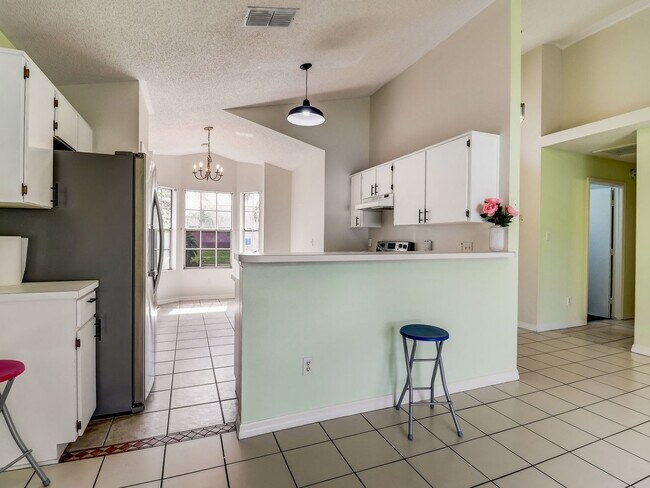 Building Photo - Beautiful 3-bedroom 2-bathroom house in th...