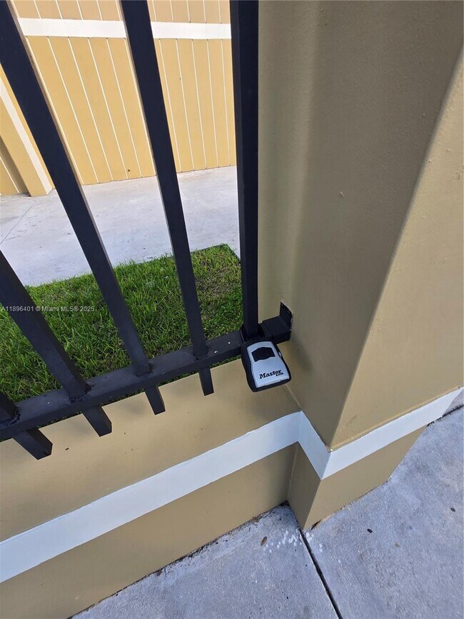 Building Photo - 2647 NW 25th Ave