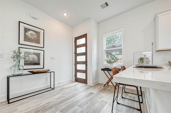 Building Photo - 8405 Schneider St