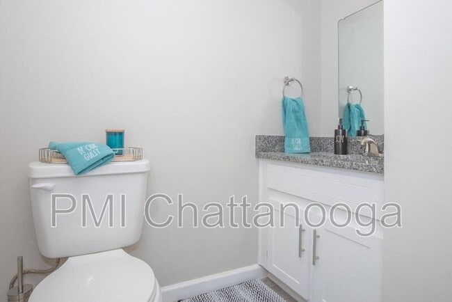 Building Photo - 985 Cross St