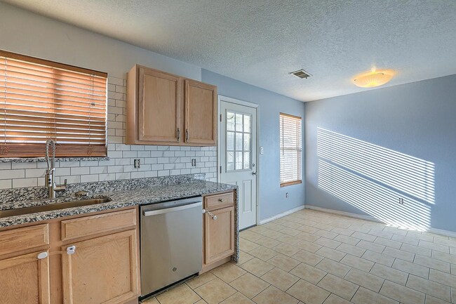 Building Photo - 3 Bed 2 Bath Near Cottonwood Mall
