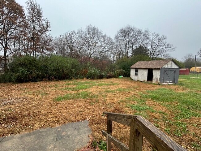 Building Photo - 605 Gladedale Ln