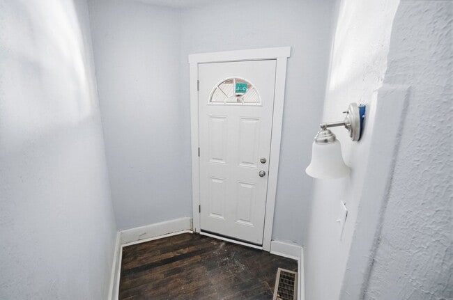 Building Photo - 44 5 Oaks Ave