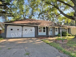 Building Photo - Charming 3 bedroom home located in the hea...
