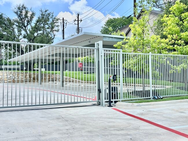 Building Photo - 4004 Banister Ln