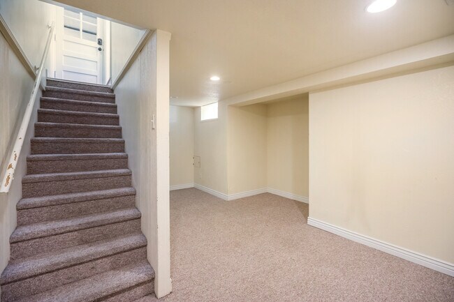 Building Photo - Amazing 4BR, 2BTH in Park Hill!!