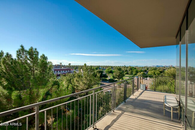 Building Photo - 208 W Portland St