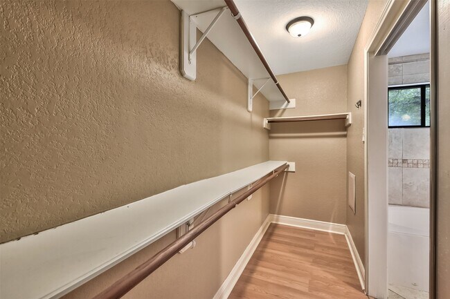 Building Photo - 5 E Willowood Ct