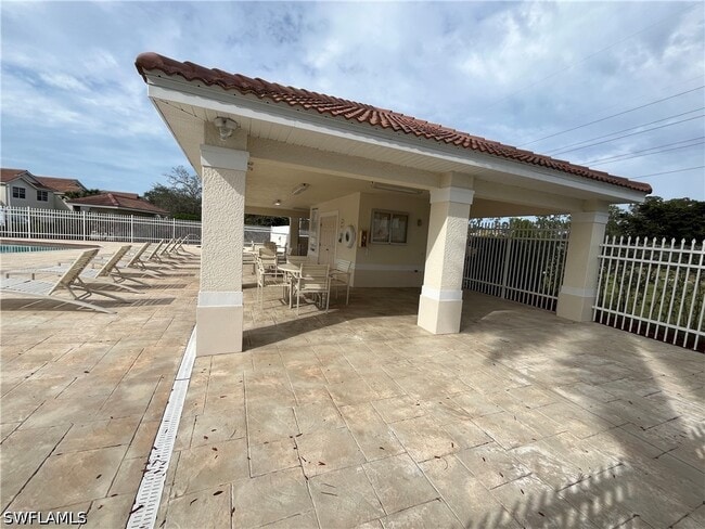 Building Photo - 884 Hampton Cir