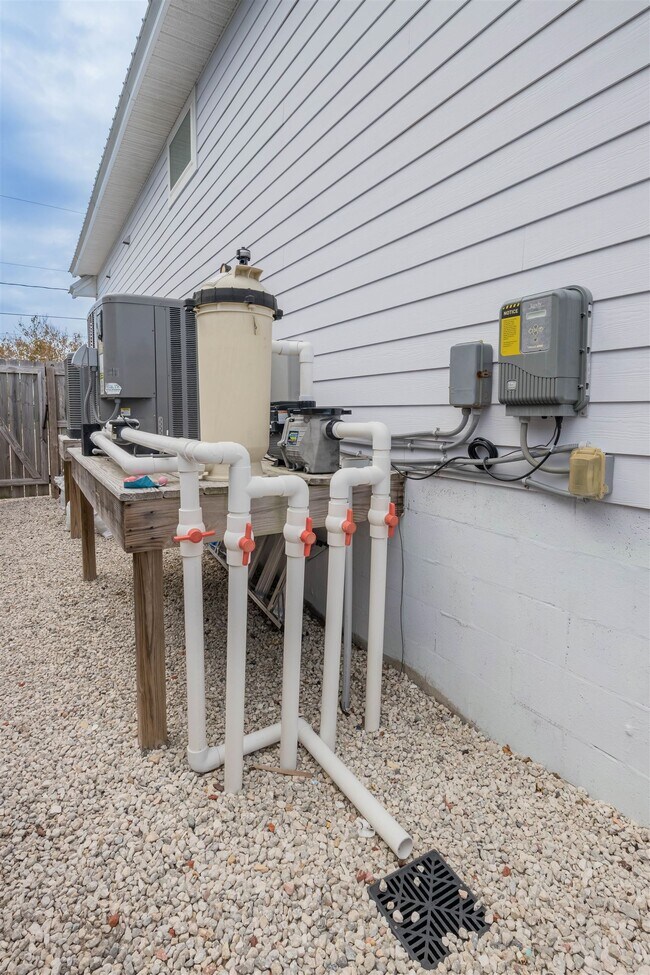 Building Photo - 6832 Middleton Ave