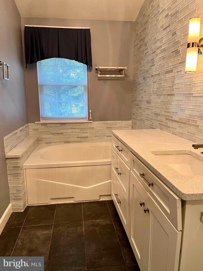 Building Photo - 518 Francis Nicholson Way