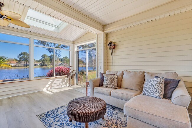 Building Photo - Charming 2 Bed, 2 Bath Rental with Lagoon Views in Sun City!