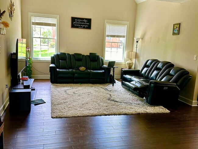 Building Photo - 3 Bedroom semi furnished Duplex type House in Imperial