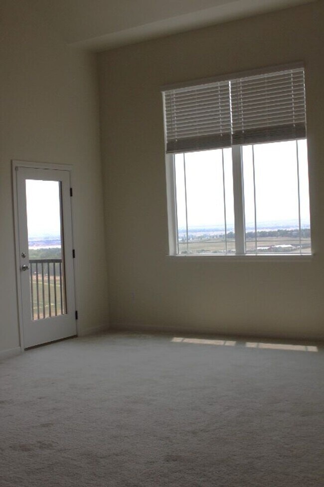 Building Photo - Chatfield Bluffs Condo w/ 3 BR/3 BA!!