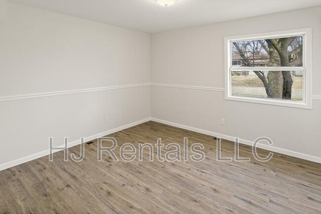 Building Photo - 650 Sherwood Dr