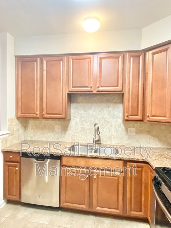 Building Photo - 107 Riva Ct