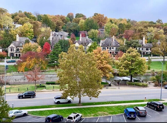 Building Photo - {803 #604} Churchill Condo Located on the County Club Plaza + In-Unit W/D + Parking Included