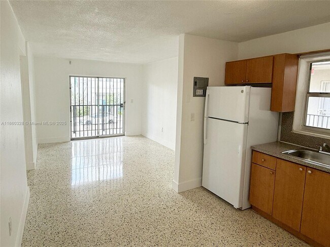 Building Photo - 635 SW 7th Ct