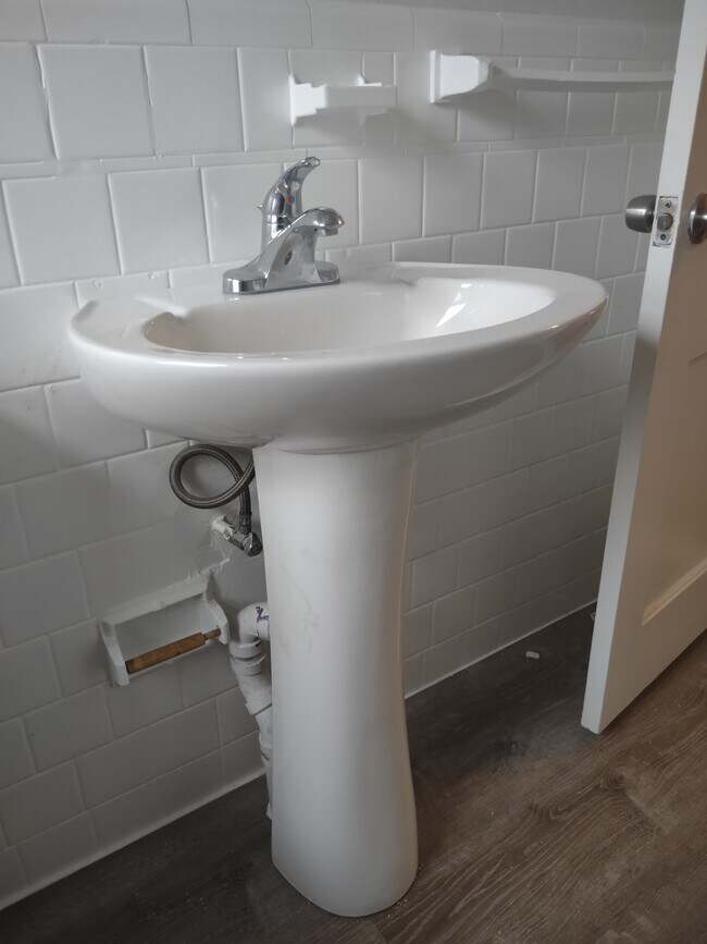 Pedestal sink - 1929 E Belvedere Ave