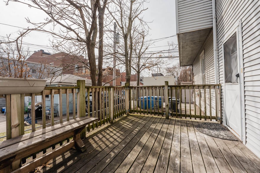 Building Photo - 3250 N Lakewood Ave