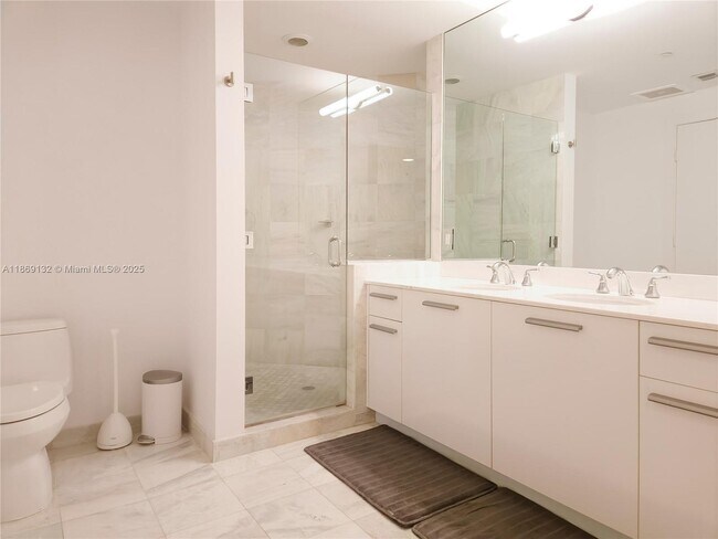 Building Photo - 1060 Brickell Ave