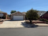 Building Photo - Nice, spacious 3 br, 2 Bath with major kit...