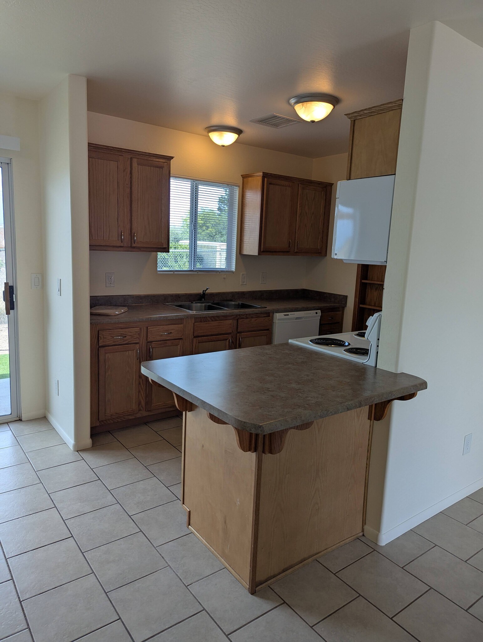 Building Photo - 354 W Hollamon St