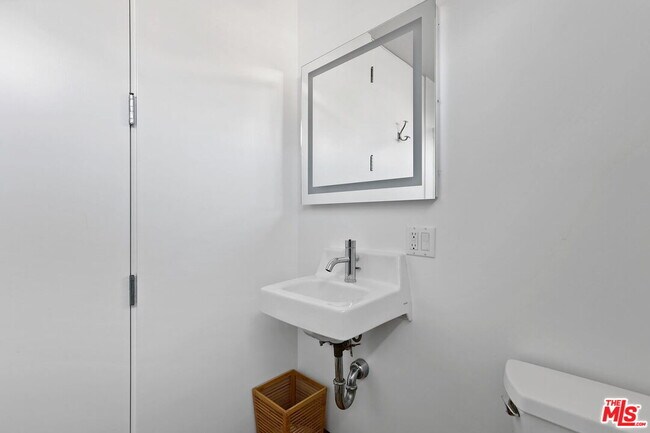 Building Photo - 7 Vicente Ter