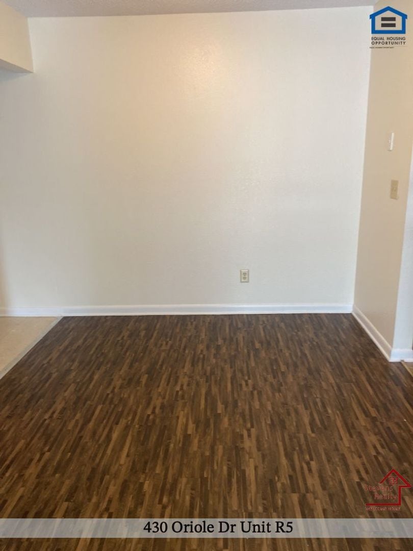 Building Photo - 430 Oriole Dr