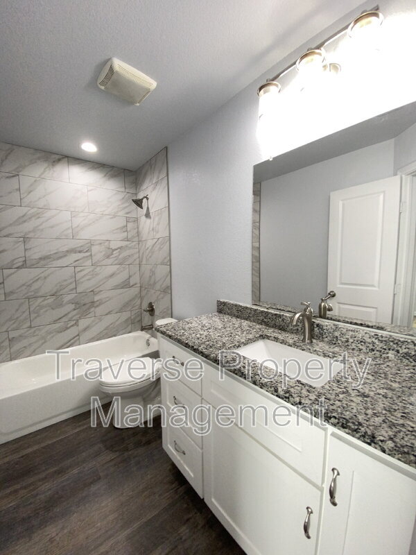 Building Photo - 924 E Annie St