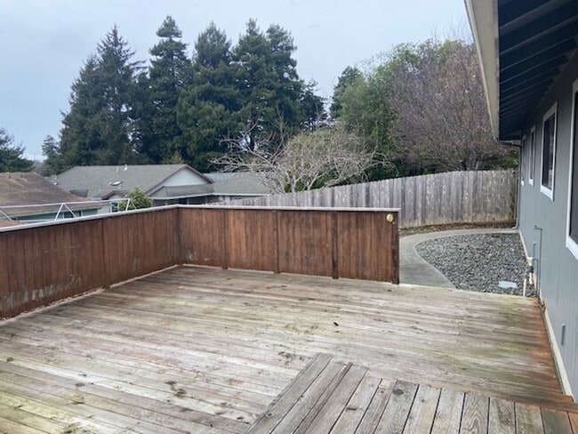 Building Photo - Excellent eastside location, 3/2, fenced yard, 2 car garage