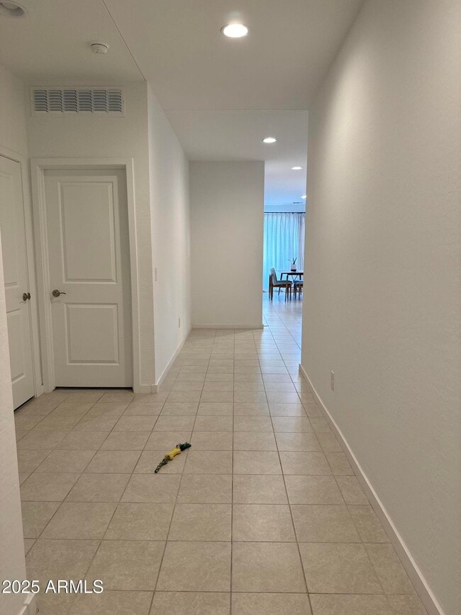 Building Photo - 4625 Stonecrop Dr