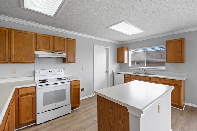 Building Photo - Beautiful 3 bed 2 bath single story, corne...