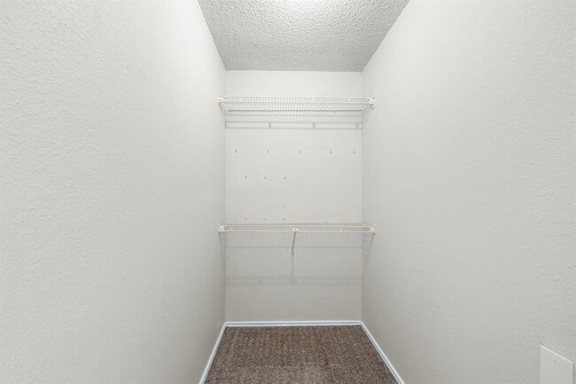 Building Photo - 6002 Parkwood Dr