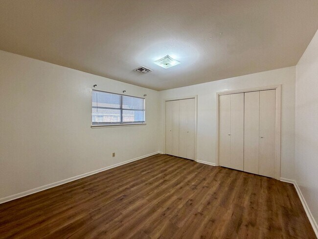 Building Photo - Duplex *LEASING SPECIAL AVAILABLE*