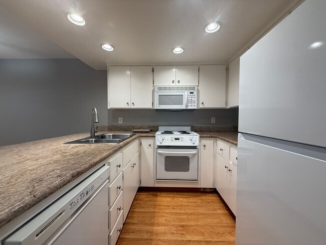 Building Photo - Bright 2 Bed 2 Bath Townhouse in Campbell!