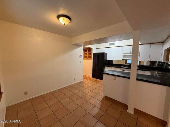 Building Photo - 2114 S La Rosa Dr
