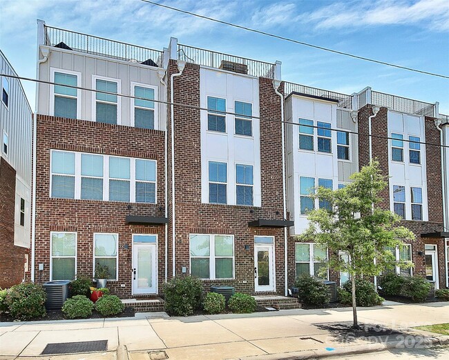 Building Photo - 256 Parkwood Ave