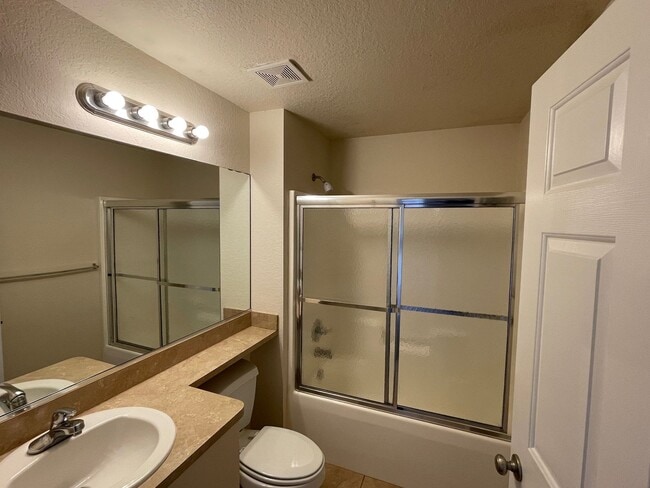 Building Photo - 3 bedroom 2 bathroom Condo
