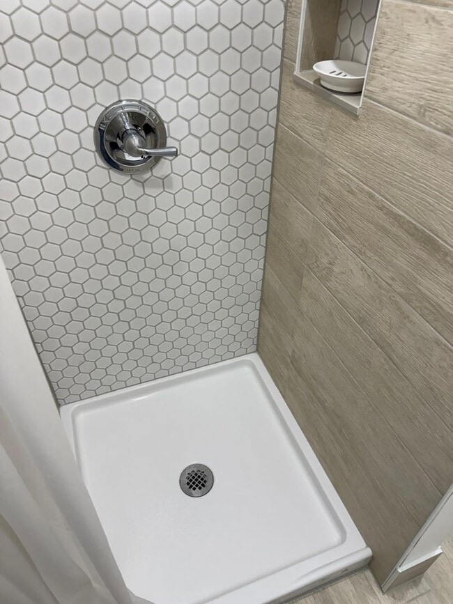 Building Photo - 1 Bed 1 bath Efficiency