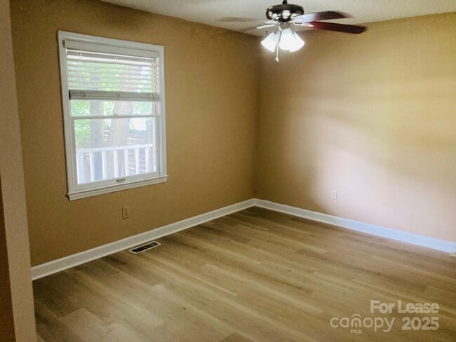 Building Photo - 21640 Colina Dr