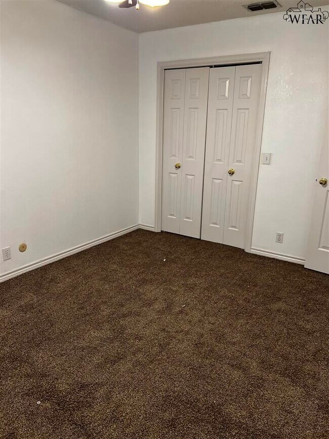 Building Photo - 902 Sugarbush Ln